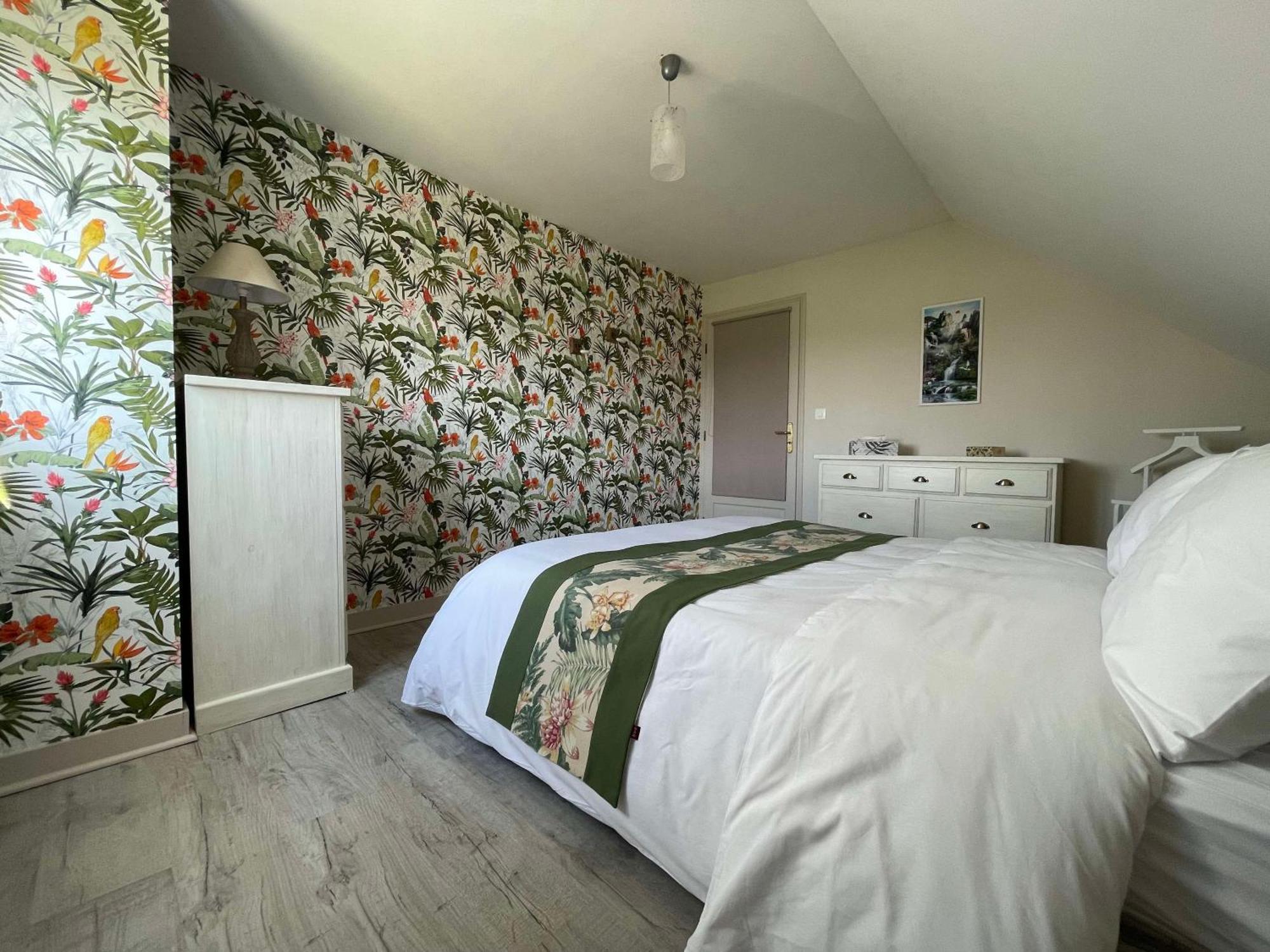 Des Roux Et Des Pious Suite De 35 A 60 M2 Et 3 Chambres Pour Groupe De 2 A 6 Personnes Сивре-де-Турен Экстерьер фото